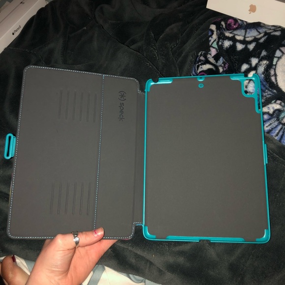 •IPad for sale•brand new barely used• - Picture 4 of 5